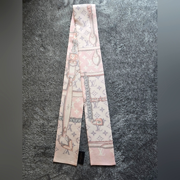 Louis Vuitton (LV) Bandeau - Picture 1 of 10